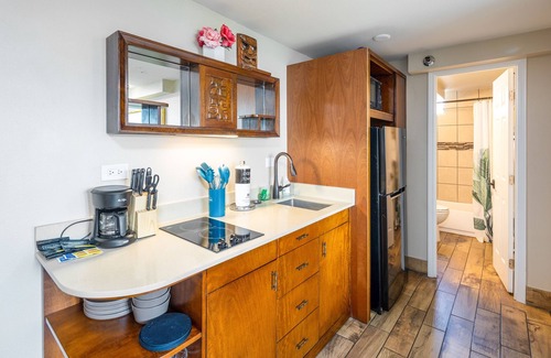 Waikiki Condo | Gorgeous One Bedroom Bamboo Blocks from the Beach by RedAwning