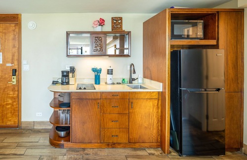 Waikiki Condo | Gorgeous One Bedroom Bamboo Blocks from the Beach by RedAwning