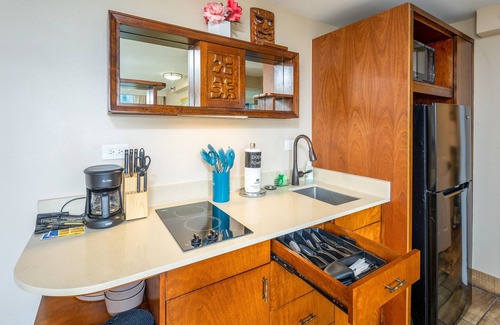 Waikiki Condo | Gorgeous One Bedroom Bamboo Blocks from the Beach by RedAwning