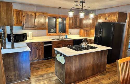 Ridgway House | Gorgeous Ouray Cabin - Sleeps 10, Mountain View, Secluded, Convenient to town