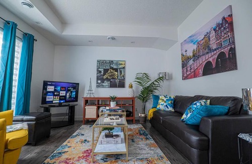 North Central Edmonton Apartment | Gorgeous Penthouse with Balcony, Free Parking and WiFi