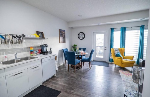 North Central Edmonton Apartment | Gorgeous Penthouse with Balcony, Free Parking and WiFi