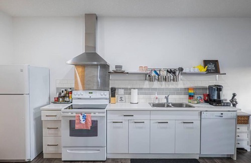 North Central Edmonton Apartment | Gorgeous Penthouse with Balcony, Free Parking and WiFi