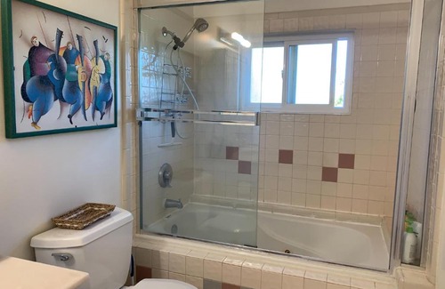 Saratoga House | Gorgeous Queen Bedroom in Lg Saratoga House - Cars Available