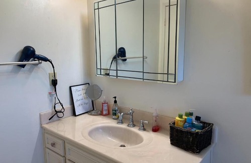 Saratoga House | Gorgeous Queen Bedroom in Lg Saratoga House - Cars Available
