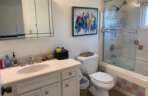 Saratoga House | Gorgeous Queen Bedroom in Lg Saratoga House - Cars Available