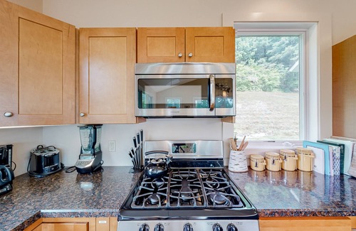 West Pawlet House | Gorgeous river access home with kayaks, balcony, full kitchen, & washer/dryer