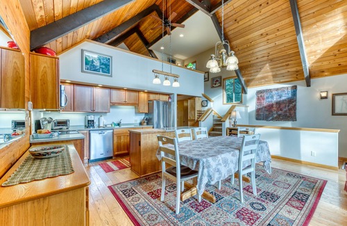 Florence House | Gorgeous riverfront house with entertainment - near Bay Street and the beach