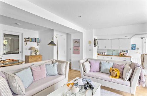 Fowey Apartment | Gorgeous riverside apartment with balcony in Fowey