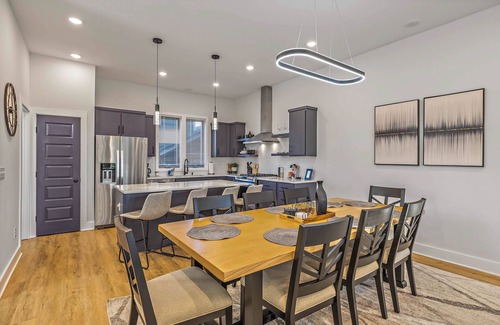 East Nashville House | ☀︎Gorgeous Townhome, 2mi to Broadway, 1mi to Titans Stadium, Skyline Views☀︎