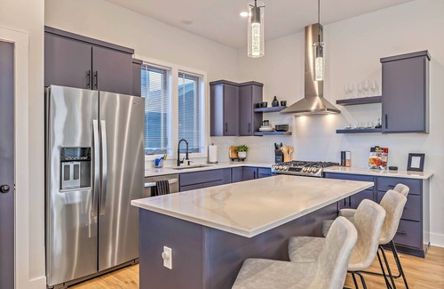 East Nashville House | ☀︎Gorgeous Townhome, 2mi to Broadway, 1mi to Titans Stadium, Skyline Views☀︎