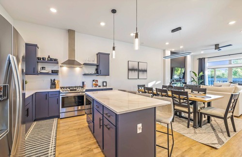 East Nashville House | ☀︎Gorgeous Townhome, 2mi to Broadway, 1mi to Titans Stadium, Skyline Views☀︎