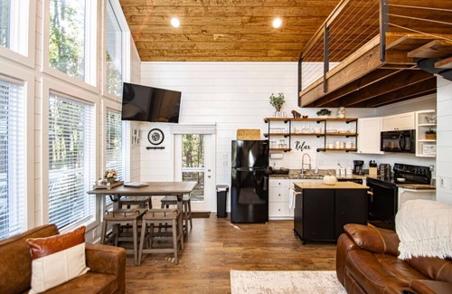 Newnata Cabin | Gorgeous Treehouse Style Cabin!