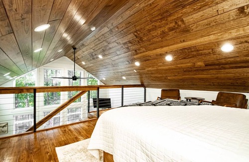 Newnata Cabin | Gorgeous Treehouse Style Cabin!
