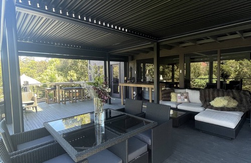 Mount Eliza House | Gorgeous Treetop House on 2/3 acres with creek and pool and lawn /gardens