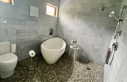 Del Rey House | Gorgeous upscale 1-bedroom suite by beach, hip restaurants, bars. Pet Friendly!