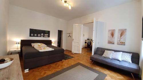 Schottenfeld Apartment | Gorgeous Viennese Apartment 10 min to City Center