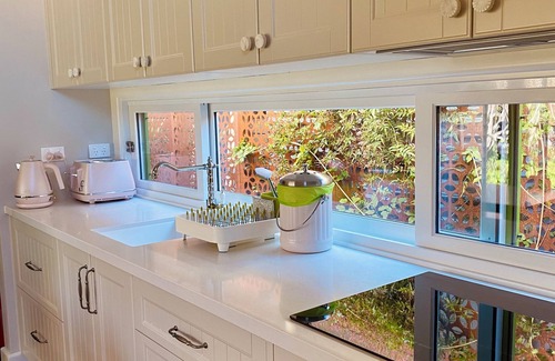 Berry House | Gorgeous Villa Starbright guesthouse opp Berry Showground in heart of town