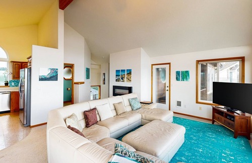 Kiwanda Shores House | Gorgeous waterfront home with ocean views, a furnished deck, & beach access