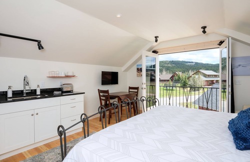 Big Sky Apartment | Gorgeously Decorated Quaint Big Sky Studio