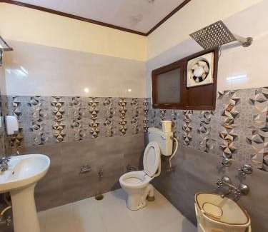 Siwan Hotel | Goroomgo Hotel Sheetal International Siwan