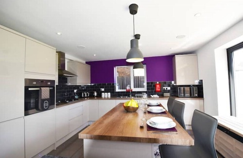 Leicester House | ❤Gorse House❤ modern clean, relaxing with garden.