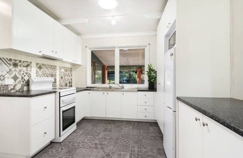 Goughs Bay House | Goughs Retreat - Convenient to lake and mountain.