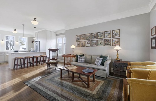 Black Wolf House | Goyke House- Best Lakeviews