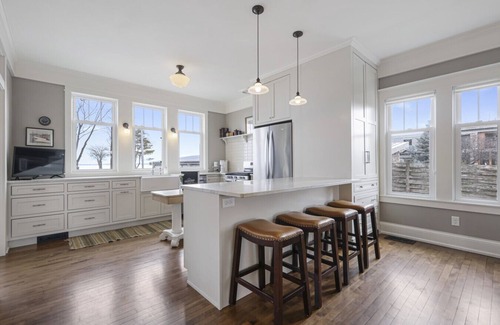 Black Wolf House | Goyke House- Best Lakeviews
