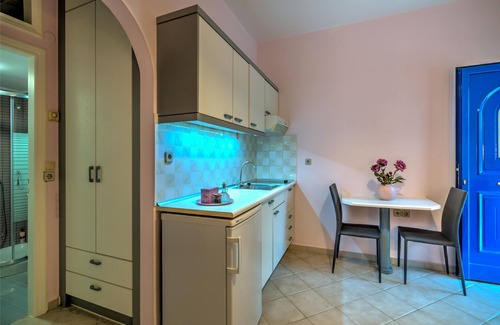 Agios Dimitrios Apartment | BBQ|Balcony|42Mbps|King|Backyard|Full Kitchen-1