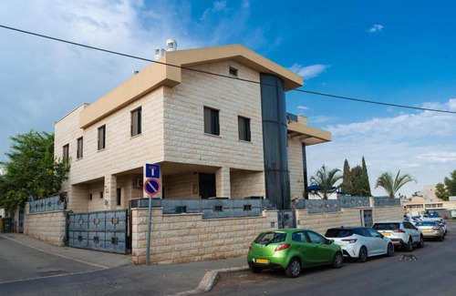 Holon House | Grace Holon Villa & Pool