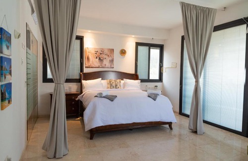 Holon House | Grace Holon Villa & Pool