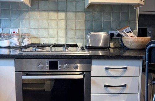 Tring House | Grace's Guesthouse 68a