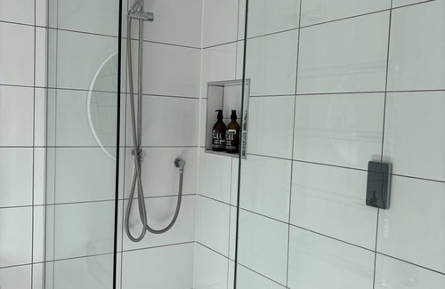 Tring Apartment | Grace's Guesthouse 68b