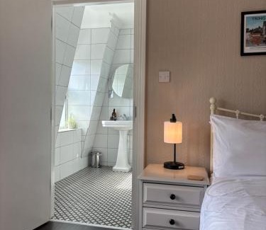 Tring House | Grace's Guesthouse Room 1