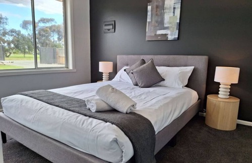 Shepparton North House | Graces House - 3 Bedroom in a great location in Shepparton