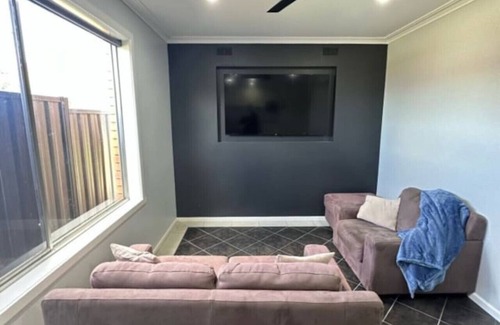 Shepparton North House | Graces House - 3 Bedroom in a great location in Shepparton