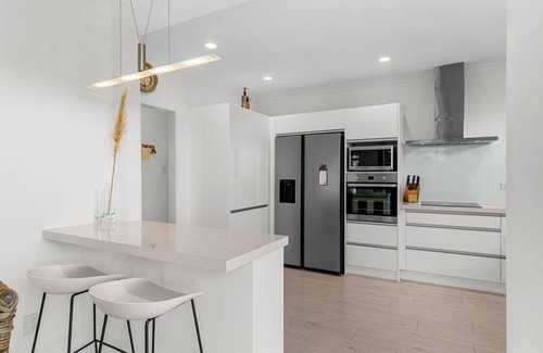 Mangawhai House | Graddies Patch - Sunny, refurbished kiwi bach - walk to the village, markets, Bennetts, Tavern and more