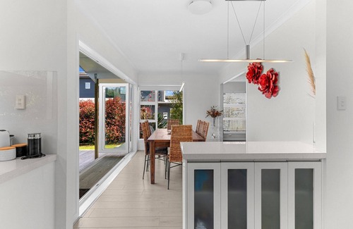 Mangawhai House | Graddies Patch - Sunny, refurbished kiwi bach - walk to the village, markets, Bennetts, Tavern and more