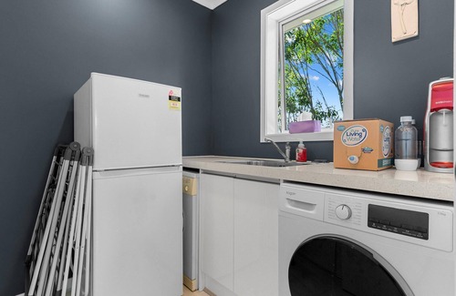 Mangawhai House | Graddies Patch - Sunny, refurbished kiwi bach - walk to the village, markets, Bennetts, Tavern and more