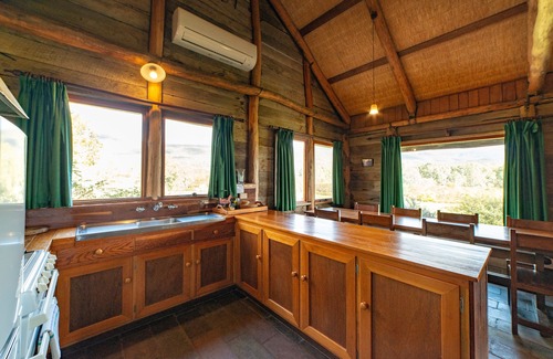 Halls Gap Cottage | Grampians Pioneer log cabin