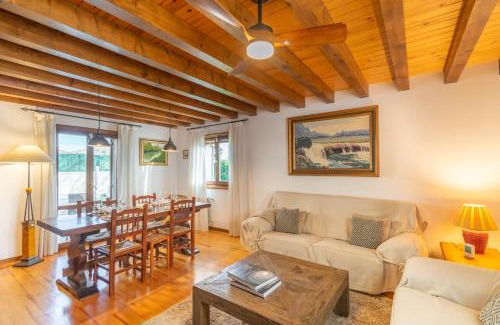 Adios Ski Chalet | Gran casa de campo con piscina a 15 km de Pamplona