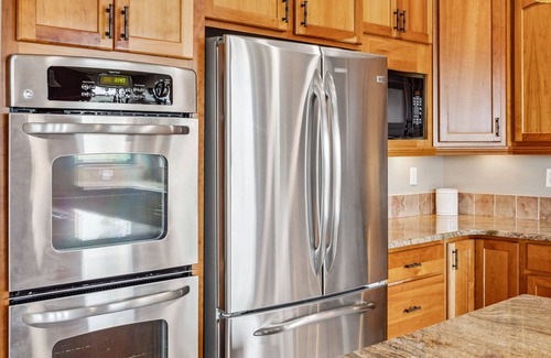 Innsbruck Val Moritz House | Granby Escapes – Luxurious 5 BDR w/Private Hot Tub & Game Room!