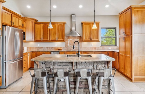 Innsbruck Val Moritz House | Granby Escapes – Luxurious 5 BDR w/Private Hot Tub & Game Room!