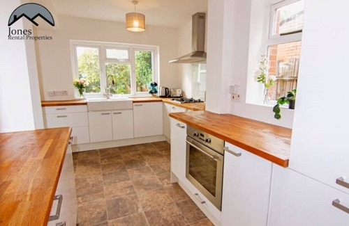 Portswood House | Granby Grove Townhouse - Sleeps 8- 4 Bedrooms