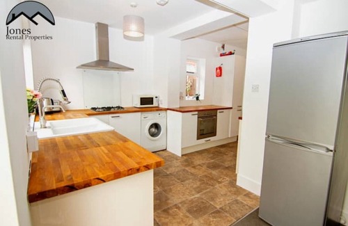 Portswood House | Granby Grove Townhouse - Sleeps 8- 4 Bedrooms