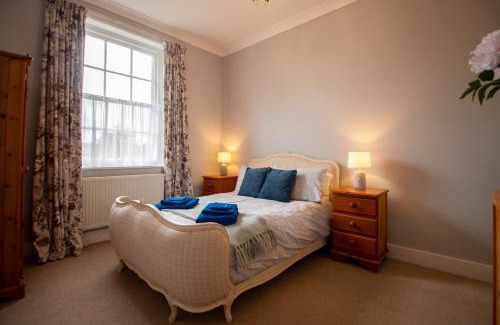 Herne Bay Apartment | Grand 2 bed Georgian apartment at Florence House with king bed, in the heart of Herne Bay & 300m from beach