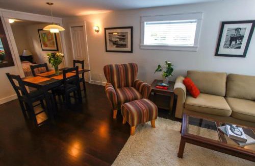 Central Lonsdale House | Grand Boulevard Retreat- quiet suite in North Vanc