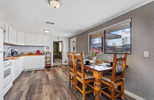 Williams House | Grand Canyon Ranch Home - Western History - Big city lot - AC!