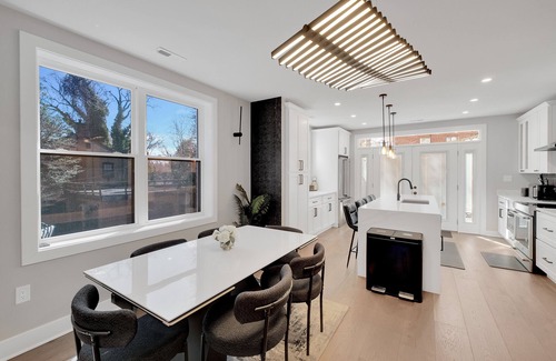 Washington House | Grand Capitol Villa: Lavish 7BR, 5BA Parking & Space for 16+, with Boat!